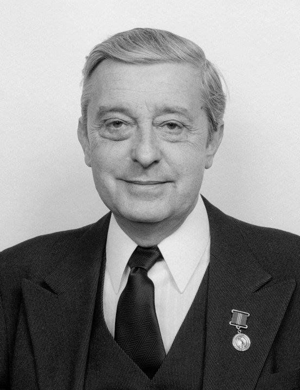 Mensáros László